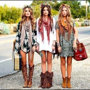 WHAT BRAND ARE THE MIDDLE BOOTS???